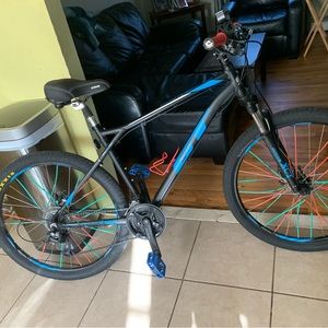 Gt aggressor pro mountain bike 27.5 inch large frame
